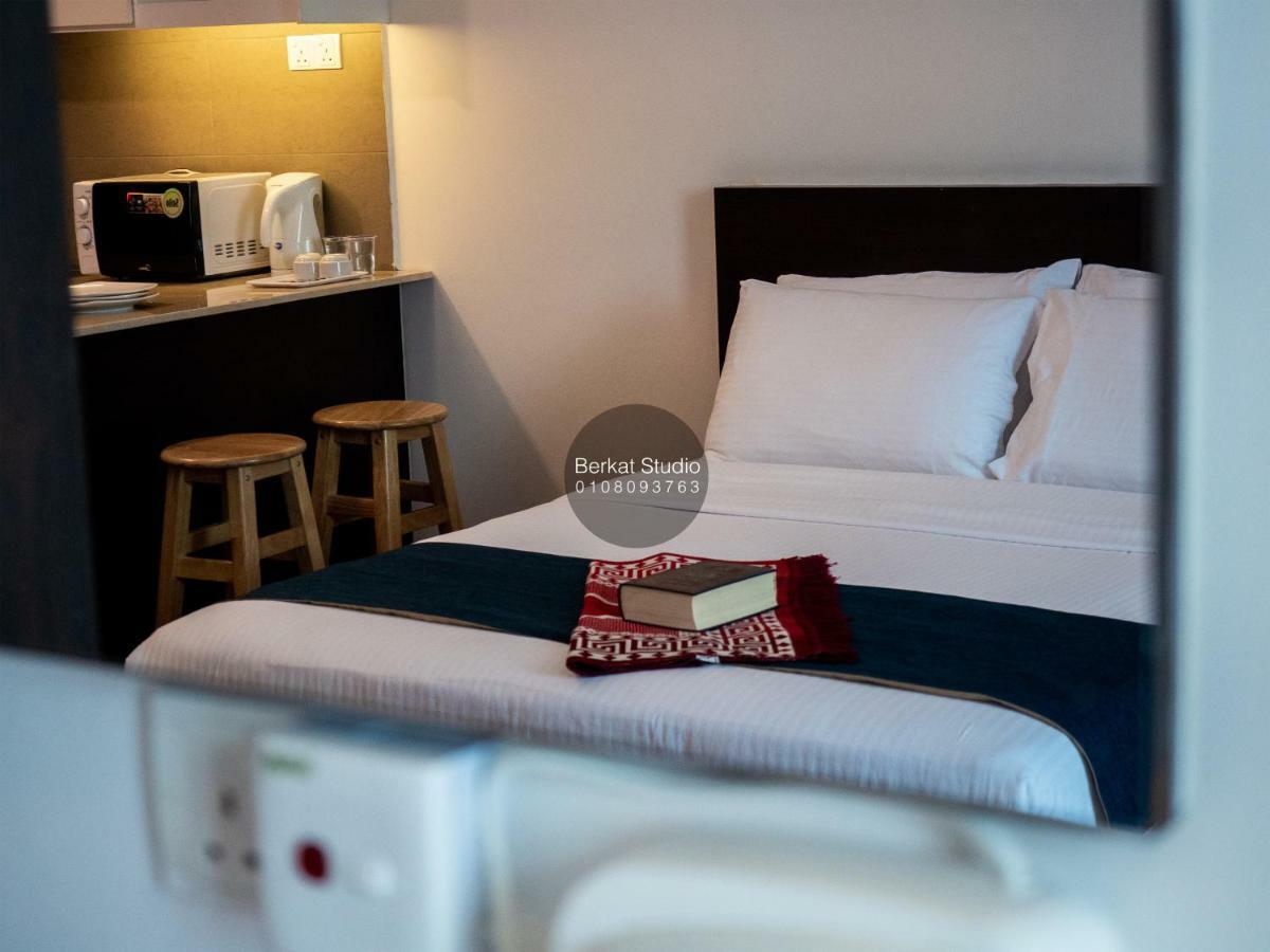 Berkat Studio Hotel Kota Bharu Esterno foto