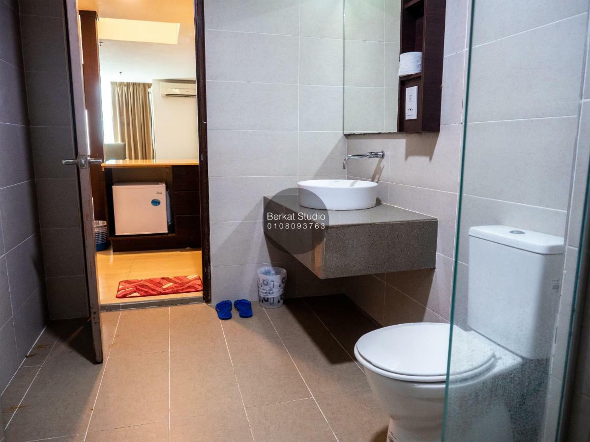 Berkat Studio Hotel Kota Bharu Esterno foto
