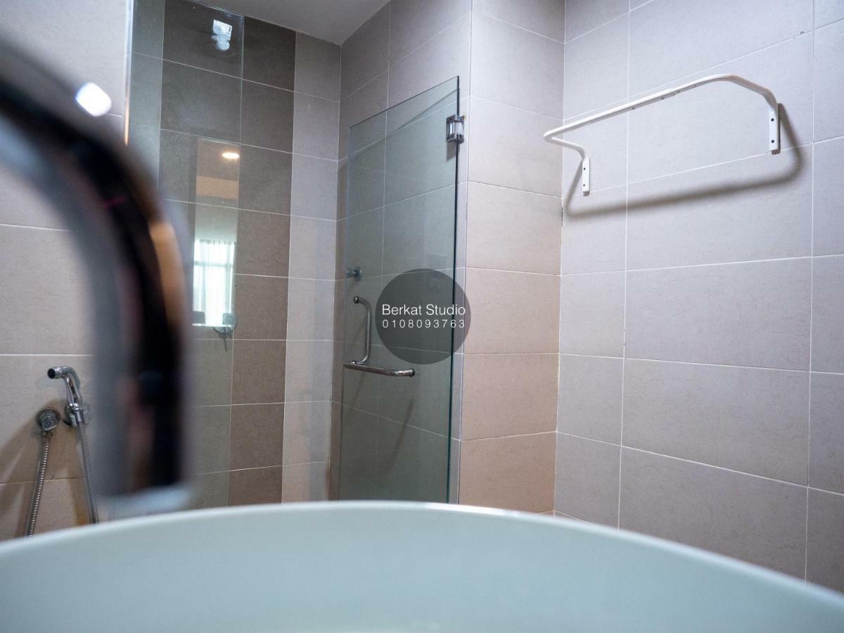 Berkat Studio Hotel Kota Bharu Esterno foto