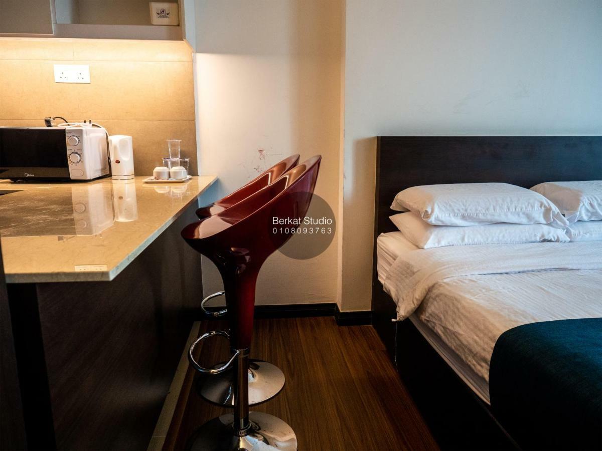 Berkat Studio Hotel Kota Bharu Esterno foto